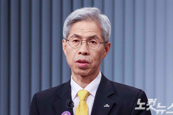 권영국 손바닥에 적힌 '민(民)'…윤석열 '王'자 논란 풍자