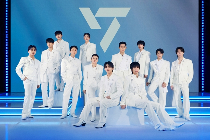 세븐틴은 오는 26일 다섯 번째 정규앨범 '해피 버스트데이'를 발매한다. 플레디스 엔터테인먼트 제공