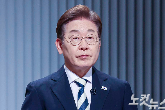 더불어민주당 이재명 대선후보가 23일 서울 영등포구 여의도 KBS 스튜디오에서 열린 중앙선거방송토론위원회 주관 제21대 대통령선거 후보자 토론회에 앞서 준비를 하고 있다. 국회사진기자단