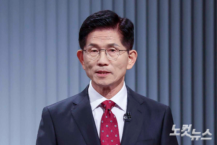 국민의힘 김문수 대선후보가 23일 서울 영등포구 여의도 KBS 스튜디오에서 열린 중앙선거방송토론위원회 주관 제21대 대통령선거 후보자 토론회에 앞서 준비를 하고 있다. 국회사진기자단