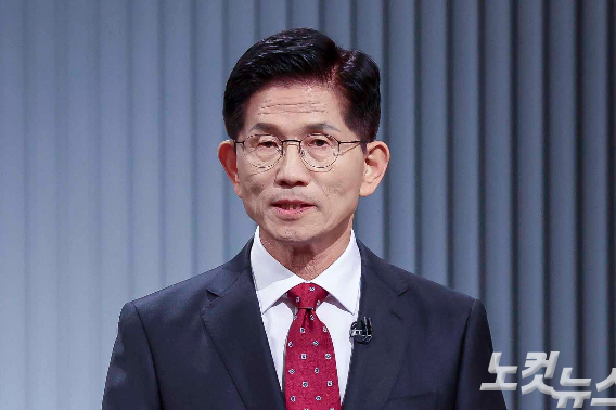 국민의힘 김문수 대선후보가 23일 서울 영등포구 여의도 KBS 스튜디오에서 열린 중앙선거방송토론위원회 주관 제21대 대통령선거 후보자 토론회에 앞서 준비를 하고 있다. 국회사진기자단