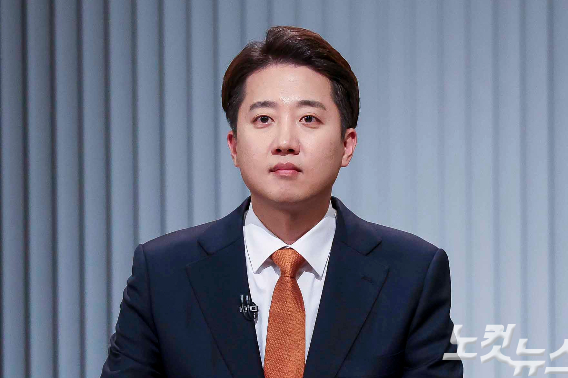 개혁신당 이준석 대선후보가 23일 서울 영등포구 여의도 KBS 스튜디오에서 열린 중앙선거방송토론위원회 주관 제21대 대통령선거 후보자 토론회에 앞서 준비를 하고 있다. 국회사진기자단
