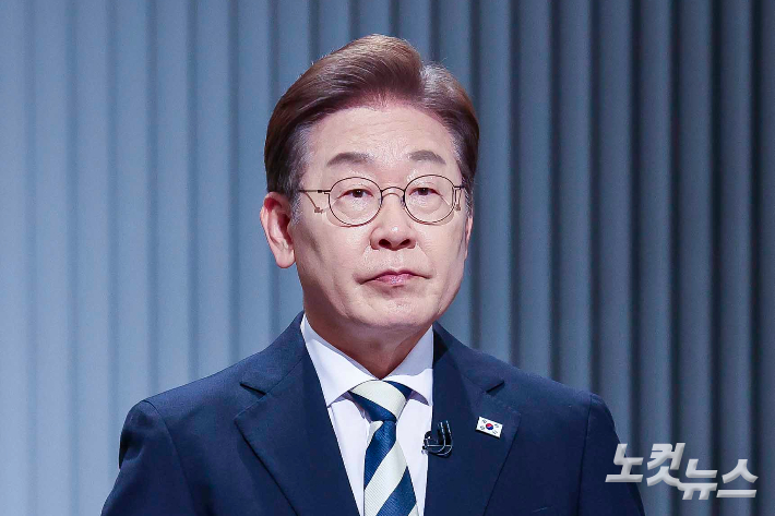 더불어민주당 이재명 대선후보가 23일 서울 영등포구 여의도 KBS 스튜디오에서 열린 중앙선거방송토론위원회 주관 제21대 대통령선거 후보자 토론회에 앞서 준비를 하고 있다. 국회사진기자단
