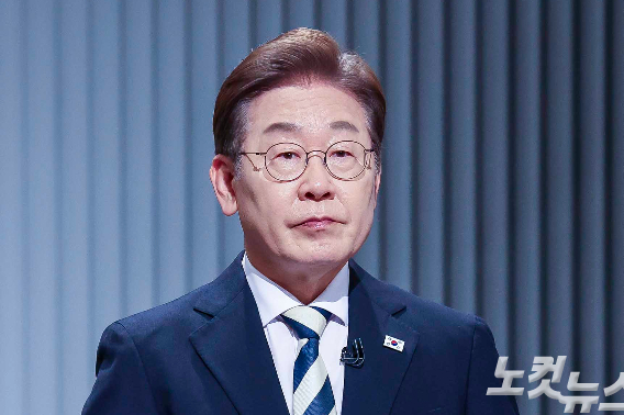 더불어민주당 이재명 대선후보가 23일 서울 영등포구 여의도 KBS 스튜디오에서 열린 중앙선거방송토론위원회 주관 제21대 대통령선거 후보자 토론회에 앞서 준비를 하고 있다. 국회사진기자단