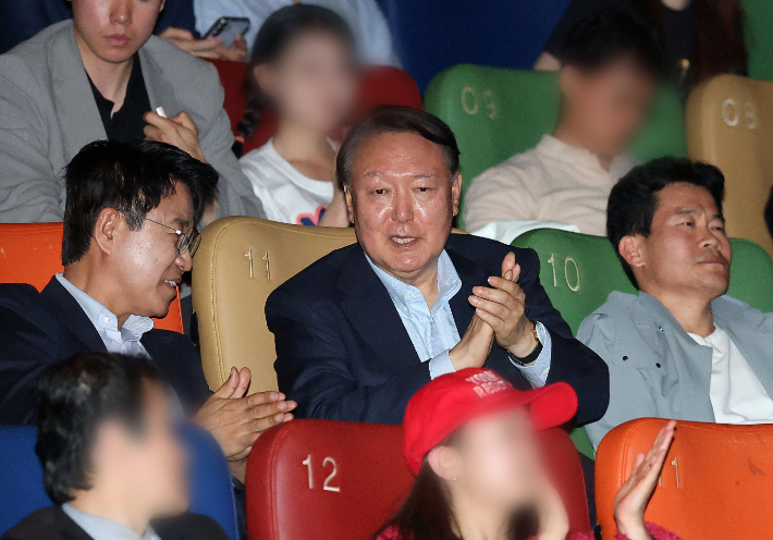 영화 관람한 윤석열…시민단체 "즉각 재구속하라" 촉구