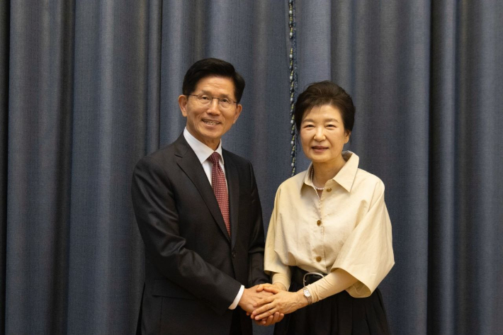 김문수 만난 박근혜 "지난 일에 연연 말고 대선 꼭 이겨 달라"