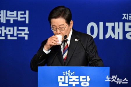 이재명 더불어민주당 대선 후보가 25일 오전 서울 여의도 중앙당사에서 가진 기자간담회에서 물을 마시고 있다.