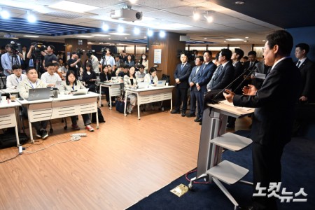 이재명 더불어민주당 대선 후보가 25일 오전 서울 여의도 중앙당사에서 기자간담회를 갖고 있다.