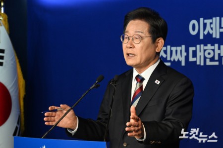 이재명 더불어민주당 대선 후보가 25일 오전 서울 여의도 중앙당사에서 기자간담회를 갖고 있다.