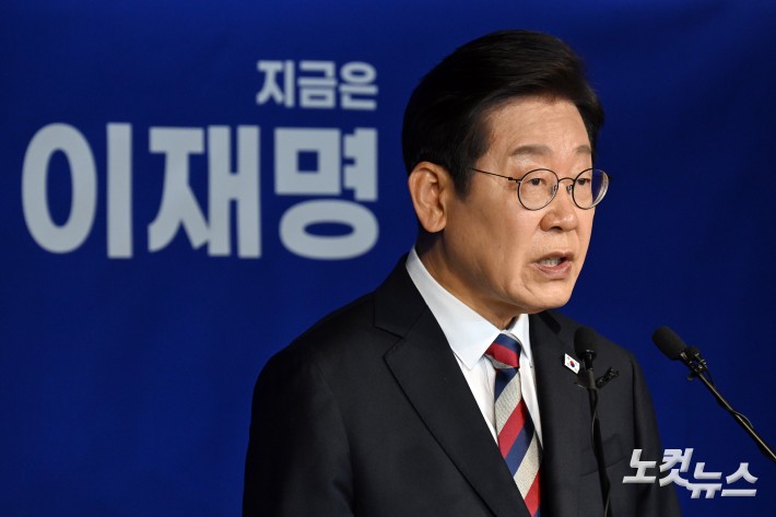 이재명 더불어민주당 대선 후보가 25일 오전 서울 여의도 중앙당사에서 기자간담회를 갖고 있다.