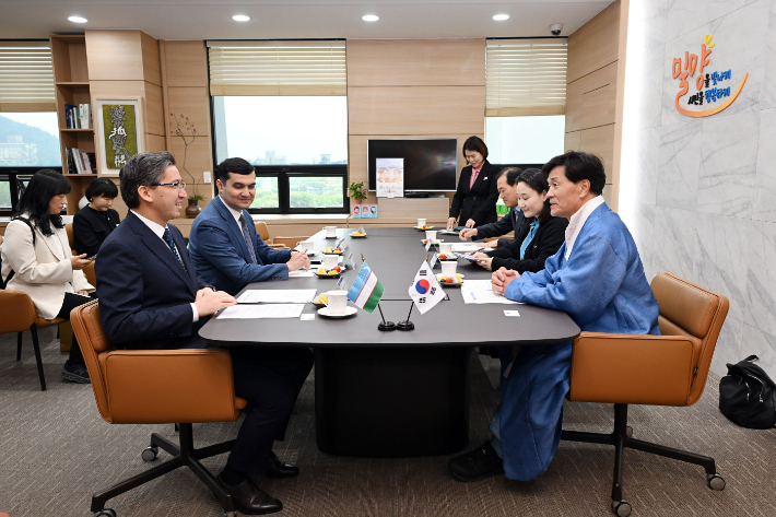 안병구 밀양시장이 24일 시장실에서 알리쉐르 아브두살로모프 주한 우즈베키스탄 대사를 접견하고 있다. 밀양시 제공 