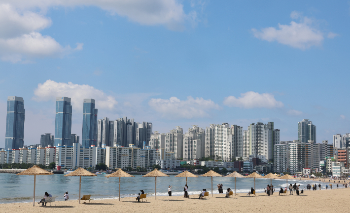 "기온 쑥, 파도 쾅"…부산 맑은 날씨 속 너울·일교차 주의보