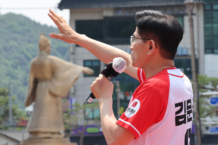 단일화 1차 시한 지났지만…김문수 "여러 각도로 만남 추진중"