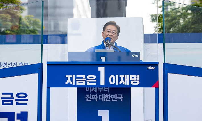 더불어민주당 이재명 대선 후보가 지난 24일 경기 시흥시 배곧아브뉴프랑센트럴광장에서 열린 유세에서 시민들에게 지지를 호소하고 있다. 연합뉴스