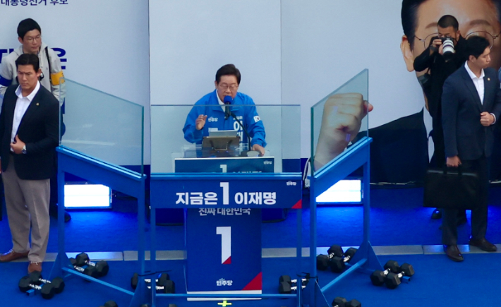 이재명 "기회 주면 추경 즉각 편성…우린 품격 있게 간다"