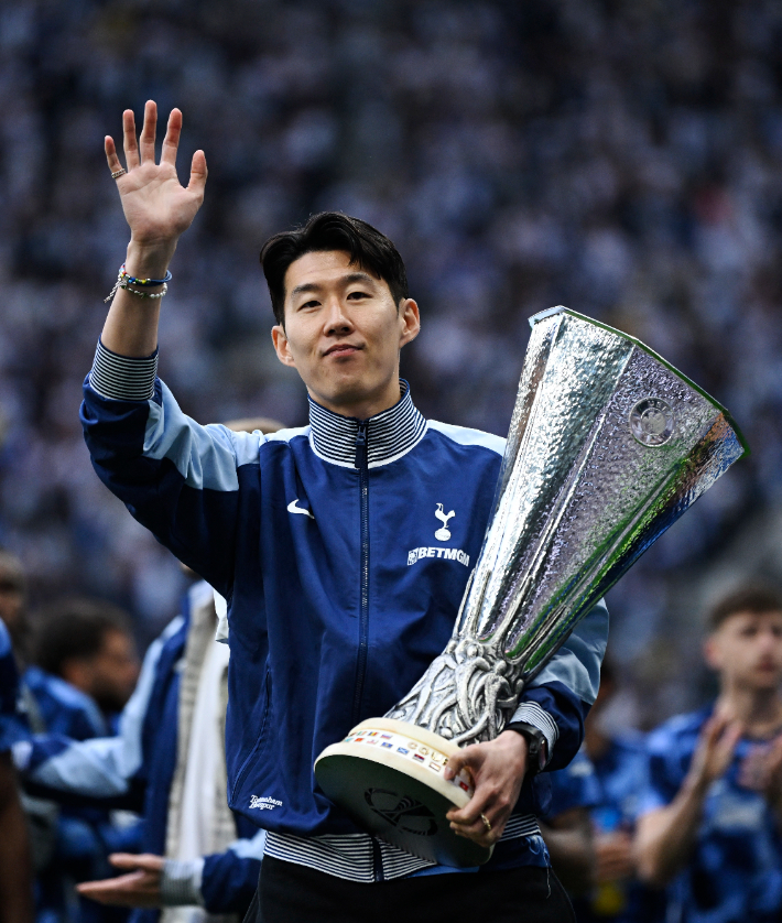 손흥민 결장, 9년 연속 10골 무산…토트넘, 최종전 완패로 17위