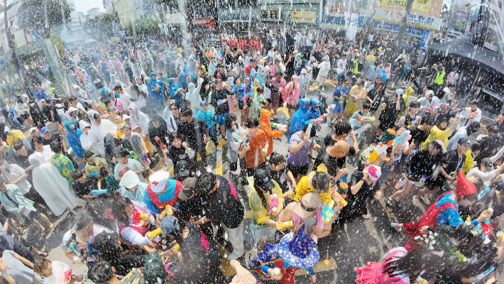 세계 3대 마임축제 중 하나로 손꼽히는 '2025 춘천마임축제'가 25일 개막난장 '아!水라장'을 시작으로 8일간의 축제 일정이 시작됐다. 춘천시 제공