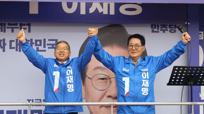 순천에서 유세하는 김문수 의원과 박지원 의원. 민주당 제공