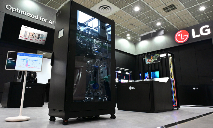 데이터센터 내 CPU·GPU 칩의 열을 직접 냉각시키는 액체냉각 솔루션인 LG전자 CDU(Coolant Distribution Unit, 냉각수 분배 장치). LG전자 제공