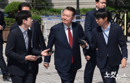 지지자들 바라보는 윤석열 전 대통령