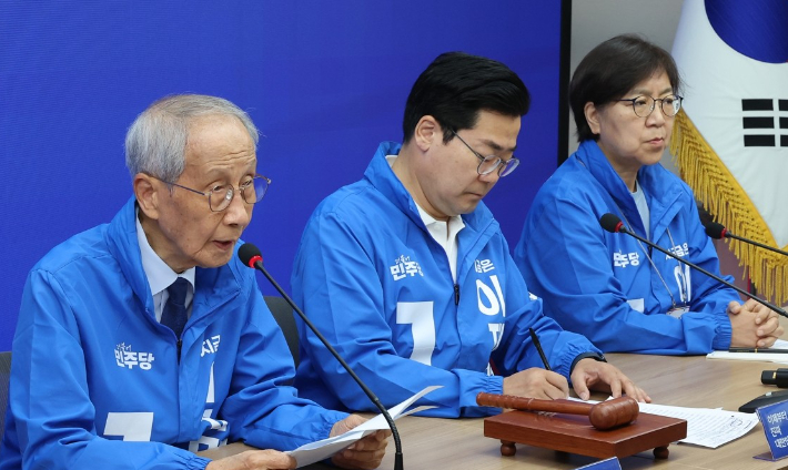 더불어민주당 윤여준 상임총괄선거대책위원장이 26일 서울 여의도 당사에서 열린 중앙선거대책위원회의에서 발언하고 있다. 연합뉴스