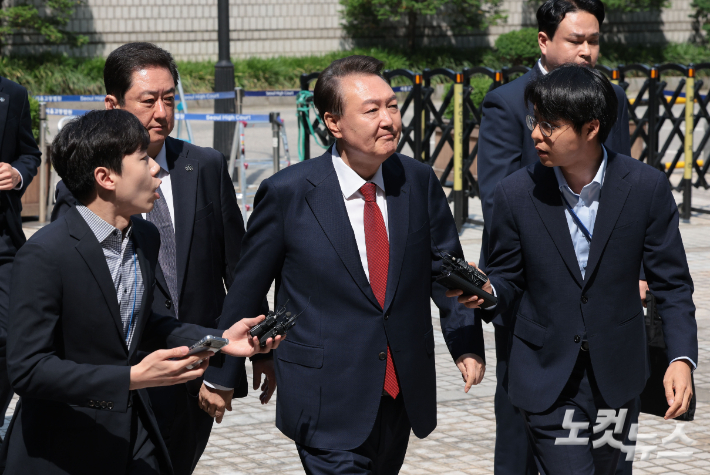 "부정선거 영화 왜 봤냐" 질문에 尹 '침묵'…포토라인 통과