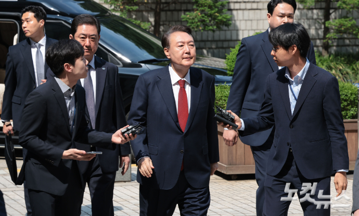 尹, 세 번째 법정 공개 출석도 '묵묵부답'…시민단체 "재구속하라"