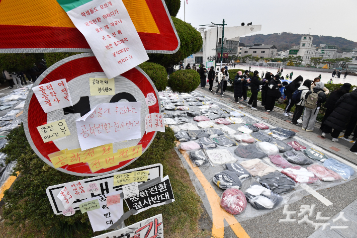 서울 성북구 동덕여자대학교 교내에 학교 측의 남녀공학 전환 논의를 규탄하는 문구들이 적혀 있다. 류영주 기자