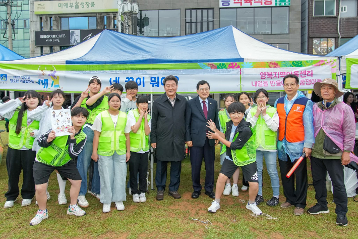 주낙영 경주시장과 이동협 경주시의회 의장이 청소년 화랑문화제&청소년어울림마당 행사에 참석한 청소년들과 기념사진을 촬영하고 있다. 경주시 제공
