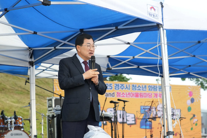 주낙영 경주시장이 지난 24일 봉황대광장에서 개최된 제27회 청소년 화랑문화제에 참석해 인사말을 하고 있다. 경주시 제공