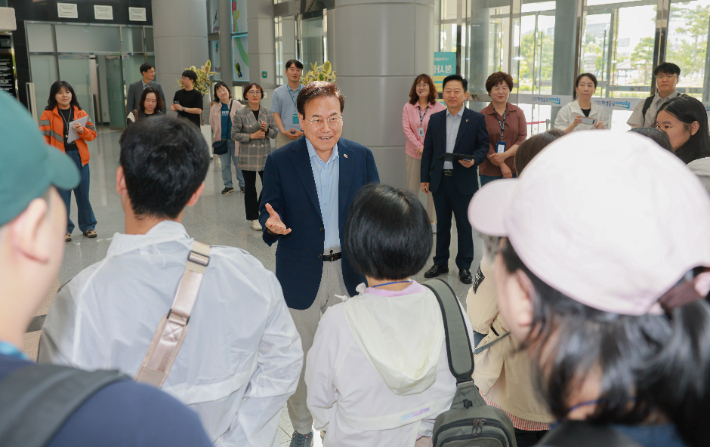 서거석 전북교육감이 26일 해외문화 체험학습에 나선 특수교육대상학생들을 격려하고 있다. 전북교육청 제공