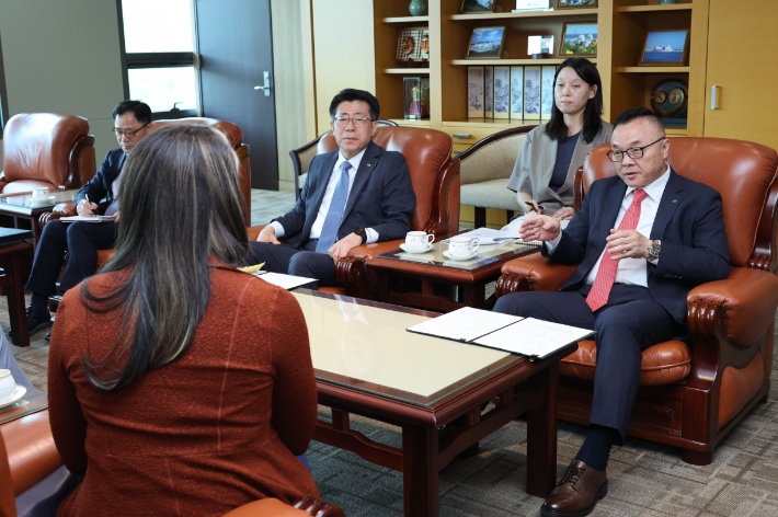 황주호 한수원 사장이 美 오클로(Oklo) 관계자와 4세대 SMR 개발 협력 회의를 진행하고 있다. 한수원 제공