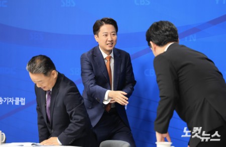 이준석 개혁신당 대통령 후보가 26일 오전 서울 양천구 한국방송회관에서 열린 한국방송기자클럽(BJC) 초청 토론회에 참석하며 패널들과 인사를 하고 있다.