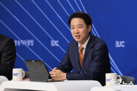 이준석 개혁신당 대통령 후보가 26일 오전 서울 양천구 한국방송회관에서 열린 한국방송기자클럽(BJC) 초청 토론회에서 패널들과 대화를 하고 있다.