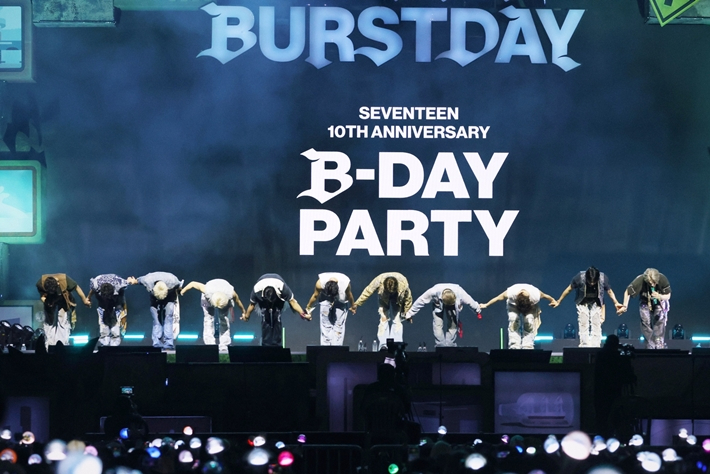 25일 저녁 서울 서초구 세빛섬에서 10주년 기념 야외 공연을 연 그룹 세븐틴. 플레디스 엔터테인먼트 제공