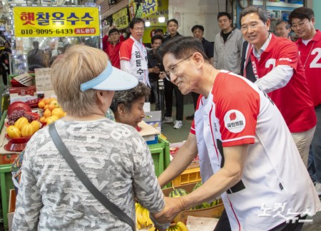국민의힘 김문수 대선 후보가 26일 경기 안성시 안성중앙시장 서인사거리 유세에서 시민들을 만나며 지지를 호소하고 있다.