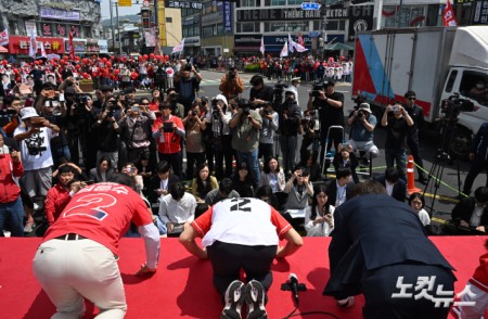김문수 국민의힘 대선후보가 26일 경기 안성중앙시장에서 지지자들을 향해 큰 절을 하고 있다.