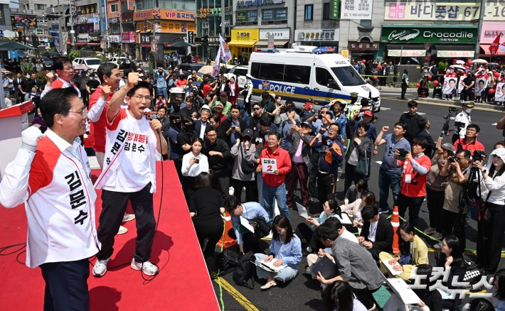 김문수 국민의힘 대선후보가 26일 경기 안성중앙시장에서 선거 유세를 하고 있다.