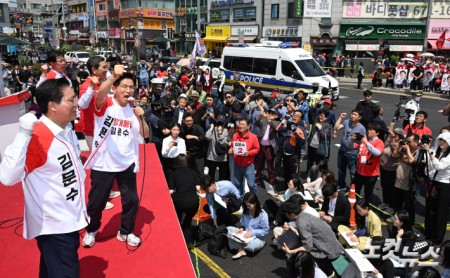 김문수 국민의힘 대선후보가 26일 경기 안성중앙시장에서 선거 유세를 하고 있다.