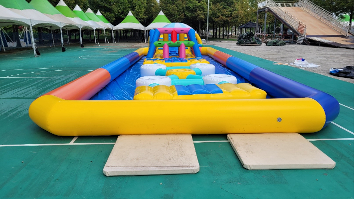 지난해 전주월드컵광장에 설치된 물놀이장. 전주시 제공