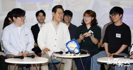 이재명 더불어민주당 대선후보가 26일 오전 경기 수원시 영통구 월드컵로 아주대학교에서 열린 '아주대와 함께하는 대학생 간담회'에서 활짝 웃고 있다. 2025. 5.26.