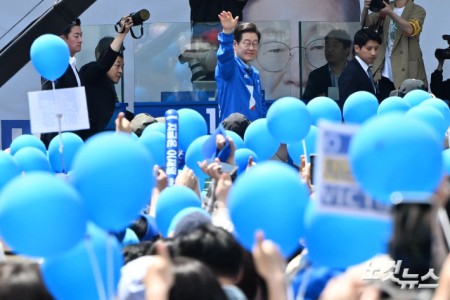 이재명 더불어민주당 대선 후보가 26일 경기 수원시 팔달문 영동시장 입구에서 열린 집중유세에서 지지를 호소하고 있다.