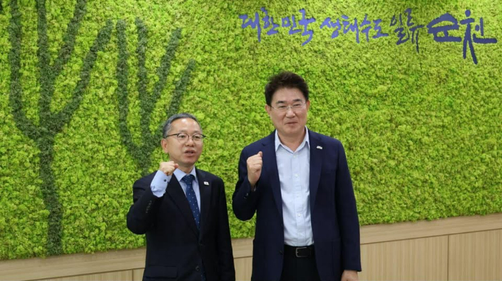 왼쪽부터 김문수 국회의원, 노관규 시장. 민주당 제공