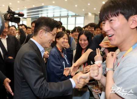 김문수 국민의힘 대선후보가 26일 경기도 평택시 고덕동 삼성전자 반도체 공장을 찾아 직원들과 인사를 나누고 있다.