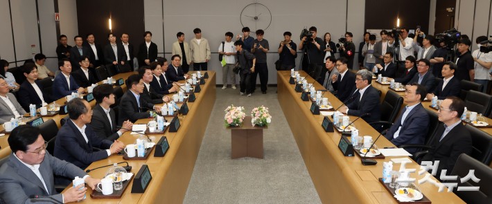 김문수 국민의힘 대선후보가 26일 경기도 평택시 고덕동 삼성전자 반도체 공장을 찾아 발언을 하고 있다.