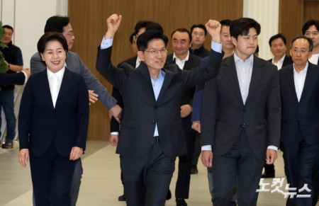 김문수 국민의힘 대선후보가 26일 경기도 평택시 고덕동 삼성전자 반도체 공장을 찾아 직원들의 환호에 화답하고 있다.