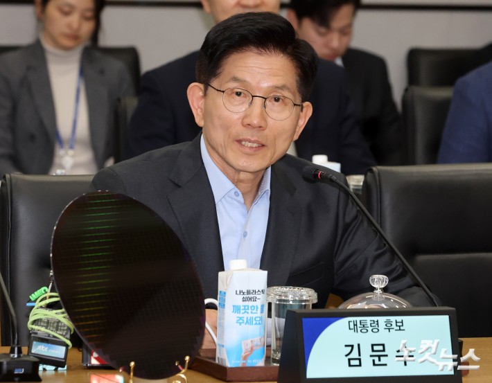 김문수 국민의힘 대선후보가 26일 경기도 평택시 고덕동 삼성전자 반도체 공장을 찾아 발언을 하고 있다.