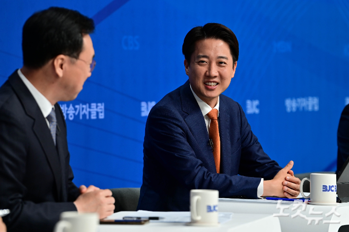 이준석 개혁신당 대통령 후보가 26일 오전 서울 양천구 한국방송회관에서 열린 한국방송기자클럽(BJC) 초청 토론회에서 패널들과 대화를 하고 있다. 윤창원 기자