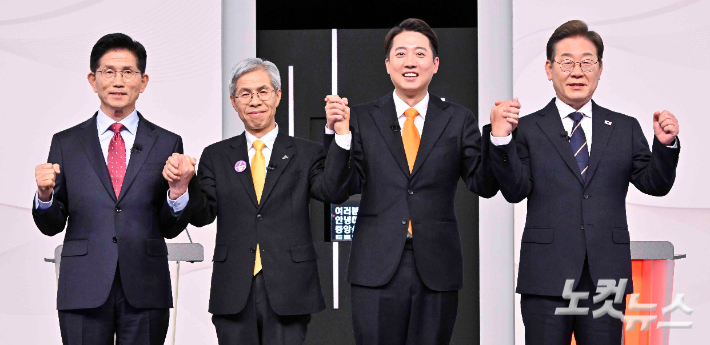 18일 서울 마포구 SBS프리즘타워에서 열린 중앙선거방송토론위원회 주관 제21대 대통령선거 후보자토론회에서 각 정당 대선 후보들이 선전을 다짐하고 있다. 왼쪽부터 국민의힘 김문수, 민주노동당 권영국, 개혁신당 이준석, 더불어민주당 이재명 대선후보. 국회사진취재단