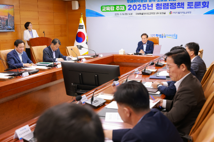 서거석 전북교육감이 26일 부패취약분야 분석·도출을 위한 청렴정책 토론회를 주재하고 있다. 전북교육청 제공